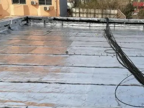东阿卫生间漏水维修公司分享下东阿屋面楼顶防水刚性防水层施工要点。